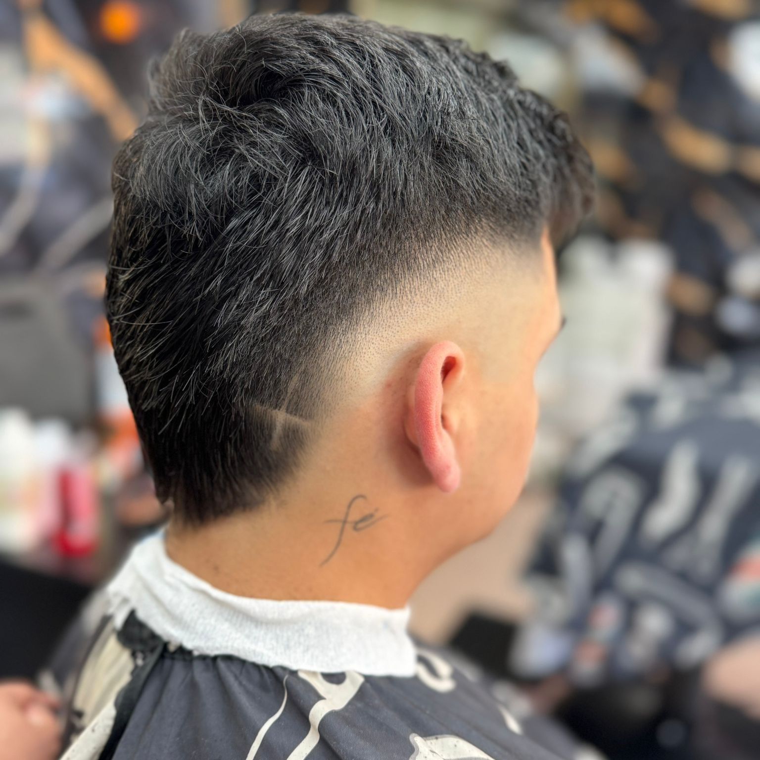Fade degradado impecable en cabello oscuro masculino