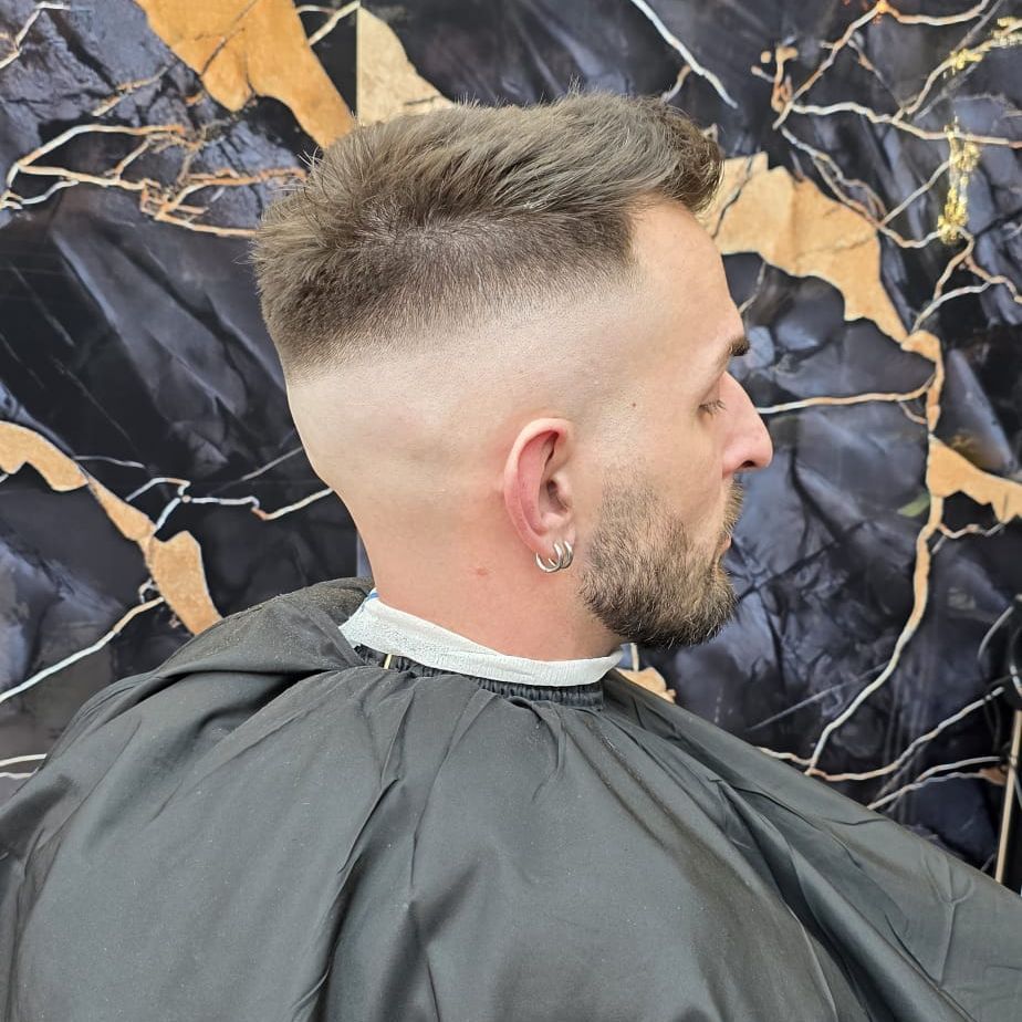 Arreglo de barba tradicional con navaja y toalla caliente