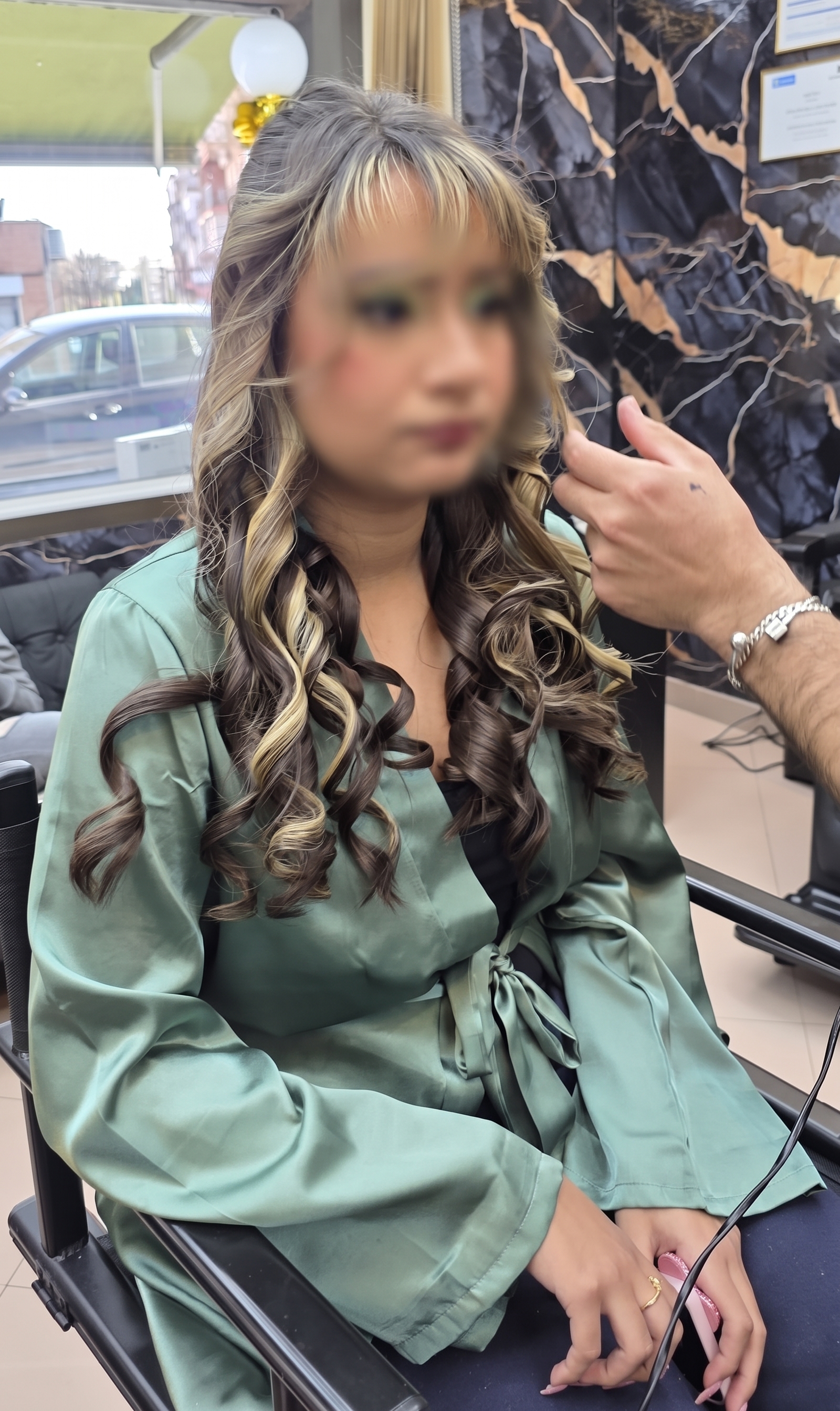 Melena con mechas balayage y peinado luminoso